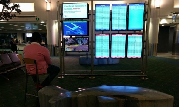 Пассажир подключил PS4 к монитору в аэропорту и сыграл в Apex Legends — закончить матч ему не дали